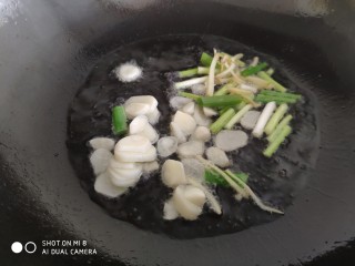 5、香辣粉丝包菜,炒锅油热,放入葱姜蒜爆香。