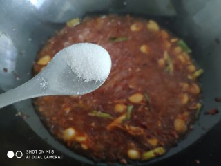 10、香辣粉丝包菜,加入少许盐。