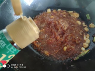 11、香辣粉丝包菜,加入少许生抽。