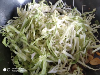 13、香辣粉丝包菜,放入切好的包菜丝。