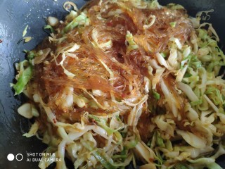 14、香辣粉丝包菜,翻炒至包菜变色就可以,不用炒时间太长。