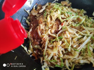 15、香辣粉丝包菜,关火后加入香油。