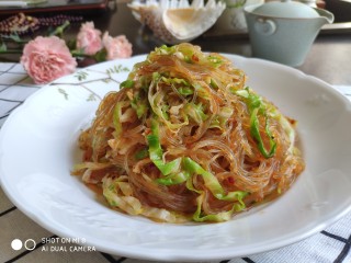 16、香辣粉丝包菜,炒好的粉丝不干不粘,滋润滑腻入味。