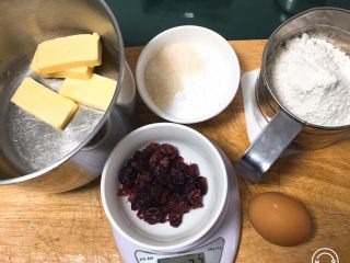 1、蔓越梅曲奇饼干,准备好材料，黄油拿出回温，鸡蛋冰箱取出回温，这两步很重要。