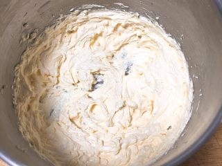 6、蔓越梅曲奇饼干,再加入剩下的鸡蛋液，搅拌至浓稠。