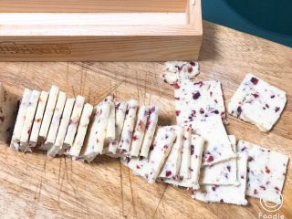 16、蔓越梅曲奇饼干,冰箱拿出用刀切成小片。