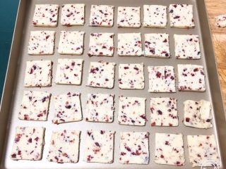 17、蔓越梅曲奇饼干,依次放入金盘，多出来的饼干放冰箱冷藏。下一锅继续烤制。