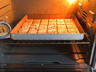 18、蔓越梅曲奇饼干,烤箱预热至175度，金盘送入烤箱烤制17分钟，饼干上色就已经熟了。