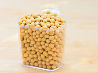 1、不用盐卤，不用内脂，一样做出好吃的豆腐,黄豆200克。差不多图中的杯子两杯。杯子就是家里淘米的杯子。