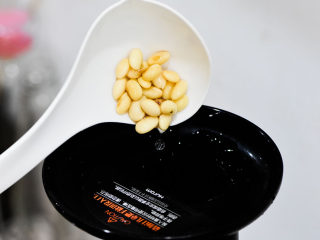 4、不用盐卤，不用内脂，一样做出好吃的豆腐,把豆子和水一起放进榨汁机。