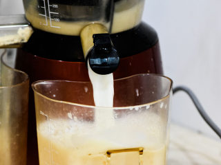 5、不用盐卤，不用内脂，一样做出好吃的豆腐,磨成豆浆。