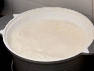 10、不用盐卤，不用内脂，一样做出好吃的豆腐,烧开就关火，不用煮很长时间。让它降低下温度。