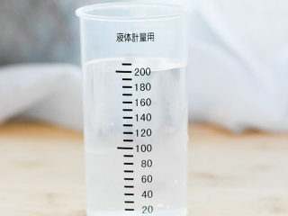 11、不用盐卤，不用内脂，一样做出好吃的豆腐,白醋20毫升，加水180毫升，一起200毫升。搅拌均匀。