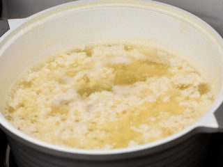 13、不用盐卤，不用内脂，一样做出好吃的豆腐,白醋全部倒入后，继续加热，烧开后，立马关火。加热的过程中，可以看到豆浆慢慢凝固，成为小小的豆腐碎。