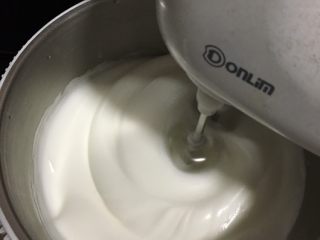 1、水果奶油蛋糕,蛋黄蛋清分离，蛋清放入无水无油打蛋盆中，加入柠檬汁，分三次加入白砂糖打发。