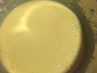 2、水果奶油蛋糕,蛋黄中加入白砂糖、橄榄油、牛奶搅拌均匀，筛入低筋面粉混合均匀。