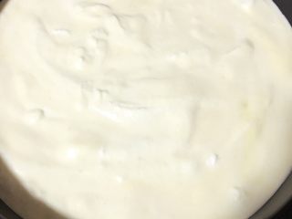 3、水果奶油蛋糕,将三分之一的蛋白加入蛋黄糊中切拌均匀，注意不可搅拌过度！然后再倒进蛋白盆中切拌均匀，倒入蛋糕模内，震出气泡。