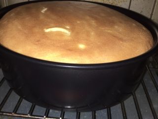 4、水果奶油蛋糕,烤箱预热150度厚放入烤150度50分钟，根据自己的烤箱温度而定！若怕上色太深可在上色满意后覆盖一层锡纸在表面！最后可插入牙签拔出看看是否有粘着蛋糕糊，没有就表明已经熟了！