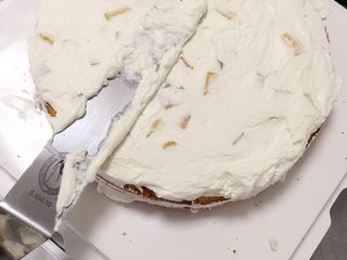 5、水果奶油蛋糕,蛋糕放凉后脱模切片，模夹层奶油加水果