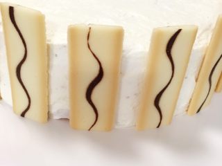 6、水果奶油蛋糕,若是抹奶油手残星人则可用围边来装饰！大气！