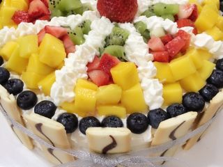 7、水果奶油蛋糕,铺水果，裱花，棒棒哒！