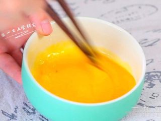 2、无奶油低糖宝宝冰淇淋, 蛋清蛋黄分离，只取蛋黄。蛋黄打散，加白糖混合均匀。