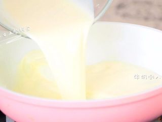 3、无奶油低糖宝宝冰淇淋, 锅开小火，用小火慢慢加热，全程不停搅拌。