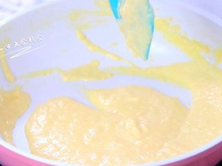 6、无奶油低糖宝宝冰淇淋,直到铲子划过后不会立即消失，滴落下来不会立马融合即可。加热了8分钟。