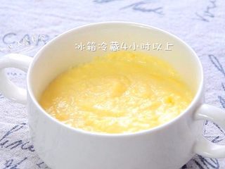 7、无奶油低糖宝宝冰淇淋,放碗中放入冰箱冷藏4小时以上。