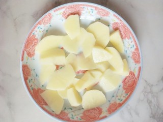 2、#宝宝辅食#多彩土豆条,土豆切小块儿，放盘子里上锅蒸熟