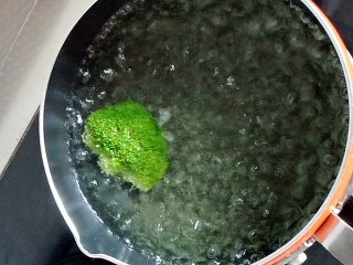 3、#宝宝辅食#多彩土豆条,西蓝花焯水2分钟