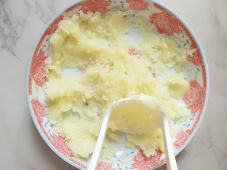 7、#宝宝辅食#多彩土豆条,蒸熟的土豆，压成泥