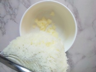 8、#宝宝辅食#多彩土豆条,并且过筛土豆泥，这里是为了土豆泥更加细腻（此时，可以烧一锅热水了）