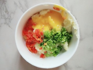 10、#宝宝辅食#多彩土豆条,再加入蛋黄