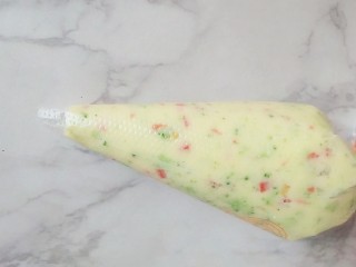 14、#宝宝辅食#多彩土豆条,裱花袋剪一个口子，差不多一个指头粗就可以了