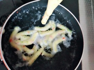 15、#宝宝辅食#多彩土豆条,将土豆泥挤入沸腾的水中，边挤边用厨房剪剪短，长短根据自己的需要定，挤好的土豆条煮2分钟即可