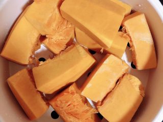 3、南瓜糯米夹心饼,将切好的南瓜放入蒸锅蒸20分钟。