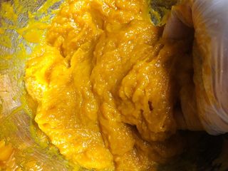 5、南瓜糯米夹心饼,带上一次性手套，将南瓜抓成南瓜泥。