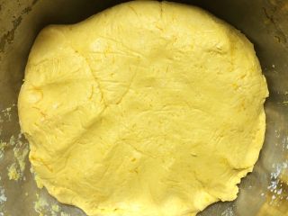 9、南瓜糯米夹心饼,将南瓜糯米面团和好成团。