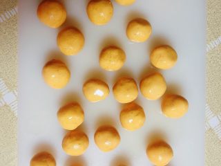 12、南瓜糯米夹心饼,揉好的小圆球滚上一些油，让面团醒5分钟。