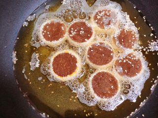 17、南瓜糯米夹心饼,锅中热油，油热至6成热度时，放入夹心饼。中小火煎至2分钟。