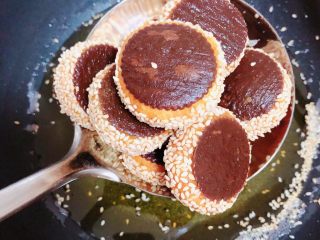 19、南瓜糯米夹心饼,两边煎5分钟左右即可出锅了，捞出淋油。