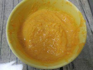 2、胡萝卜酸奶蛋糕,胡萝卜倒入料理机里，加入80克酸奶搅打成糊。