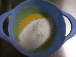 7、胡萝卜酸奶蛋糕,筛入混合后的低筋面粉和玉米淀粉