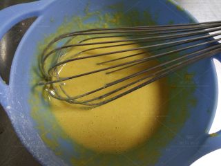 8、胡萝卜酸奶蛋糕,用打蛋器画Z字形，拌至成均匀细滑的面糊，静置备用