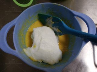 10、胡萝卜酸奶蛋糕,取三分之一蛋白到蛋黄糊中