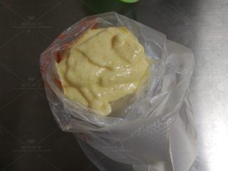 14、胡萝卜酸奶蛋糕,把裱花袋放入杯中，倒入面糊