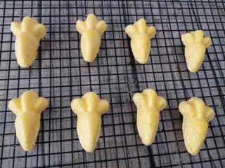 17、胡萝卜酸奶蛋糕,出炉后放烤架上晾凉