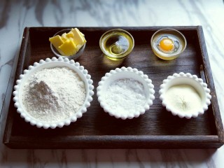 1、#做妈妈的拿手菜#酥的掉渣渣的华夫饼干,准备食材并全部称重。