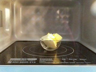 2、#做妈妈的拿手菜#酥的掉渣渣的华夫饼干,将切好的黄油放入微波炉中。